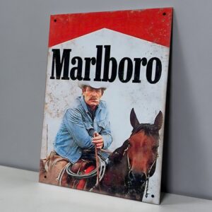 Marlboro Cowboy Fumando A Caballo