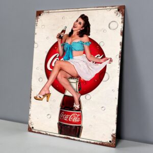 Pin Up Sobre Botella Gigante de Coca-Cola