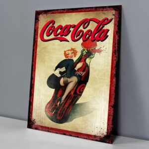 Coca-Cola Pin-Up Pelirroja en Botella Gigante