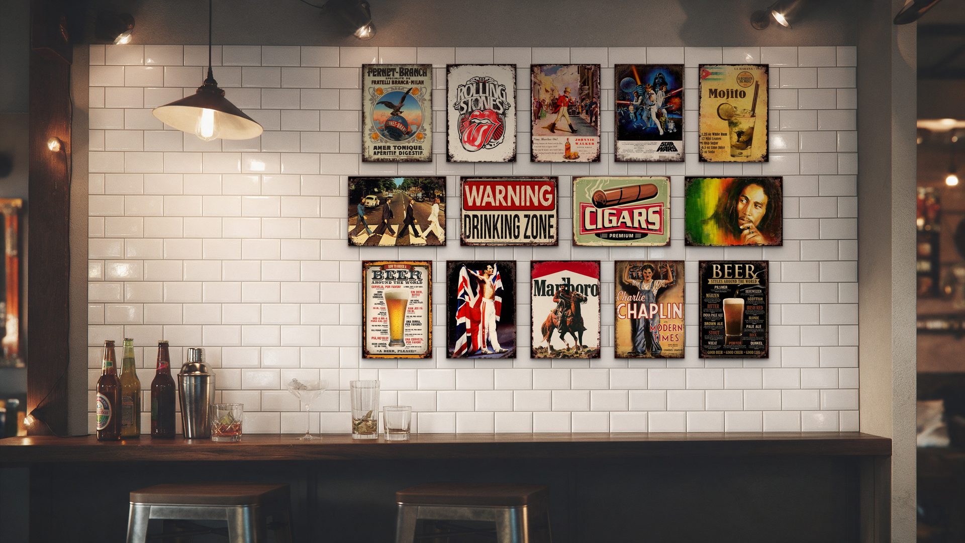 Chapas en la pared de un bar